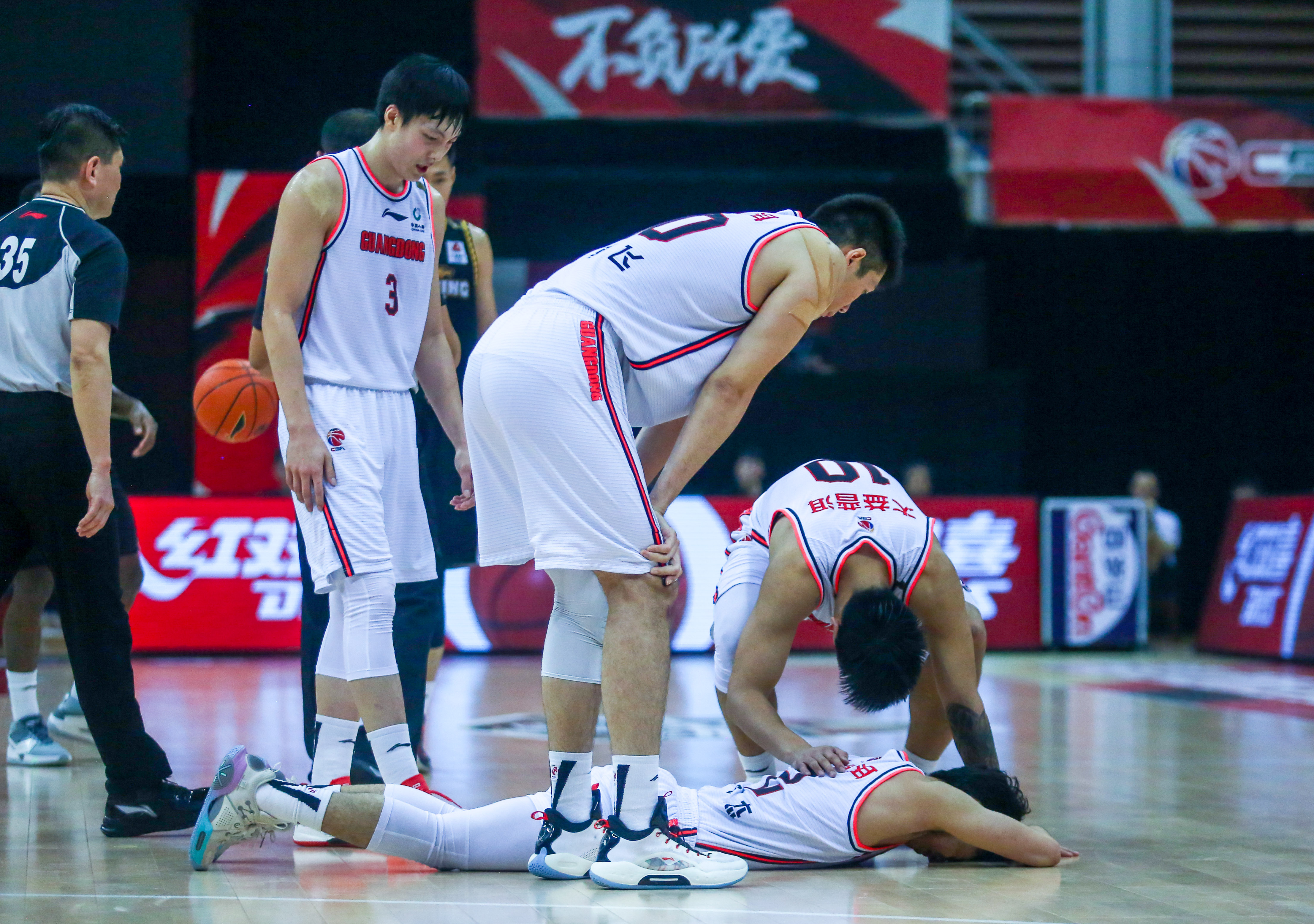 关于多伦多猛龙关键时刻防线松动，志在欧篮联名次提升，赛场秩序良好，轮换策略成焦点的信息